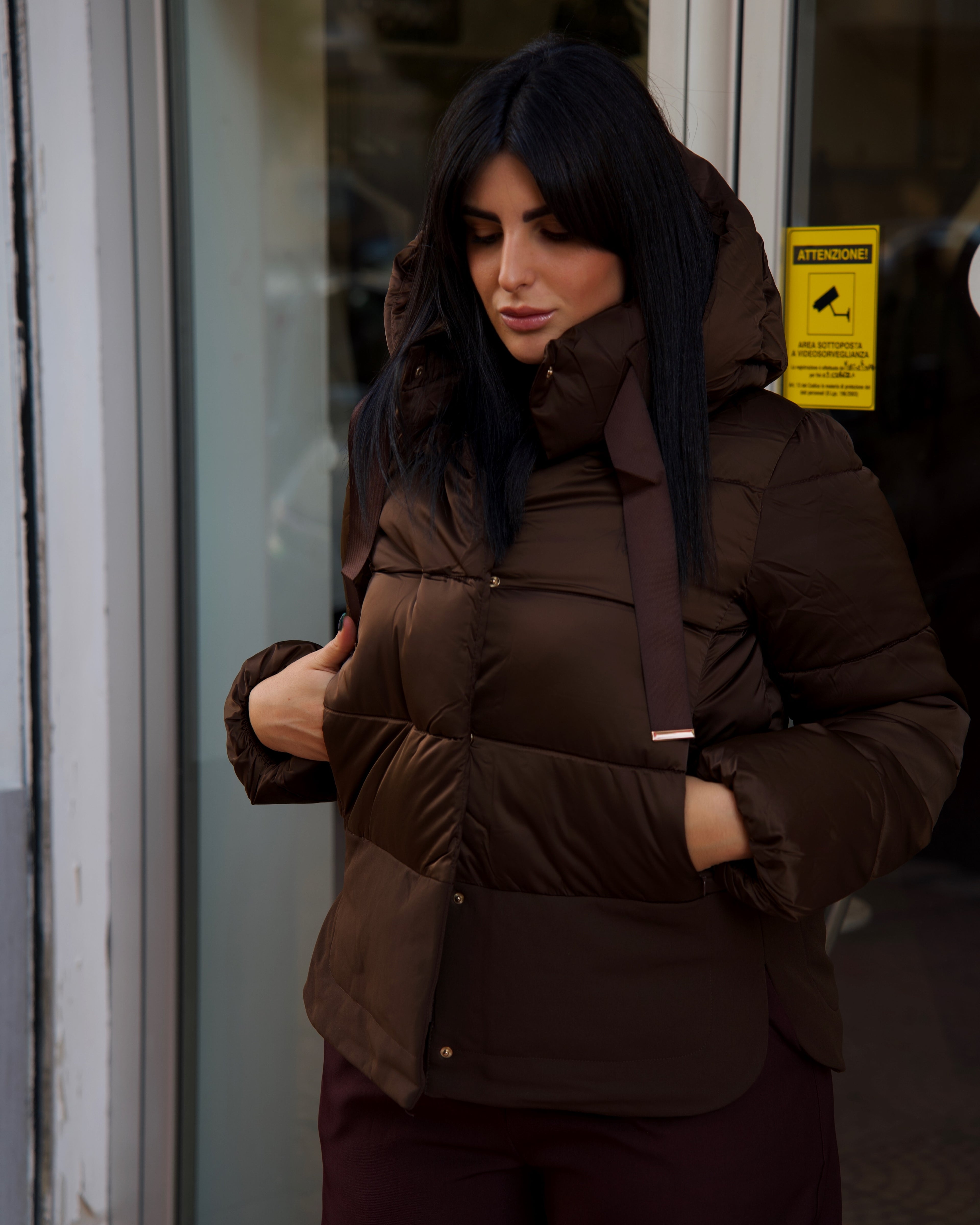 Piumino marrone con cappuccio